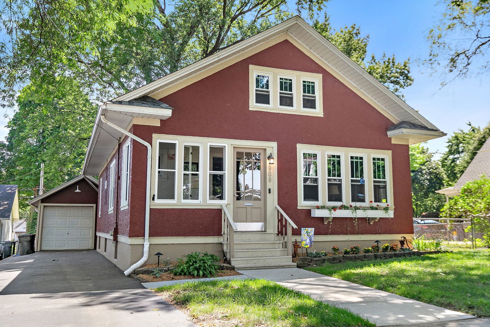 909 Augusta Avenue, Elgin, IL 60120