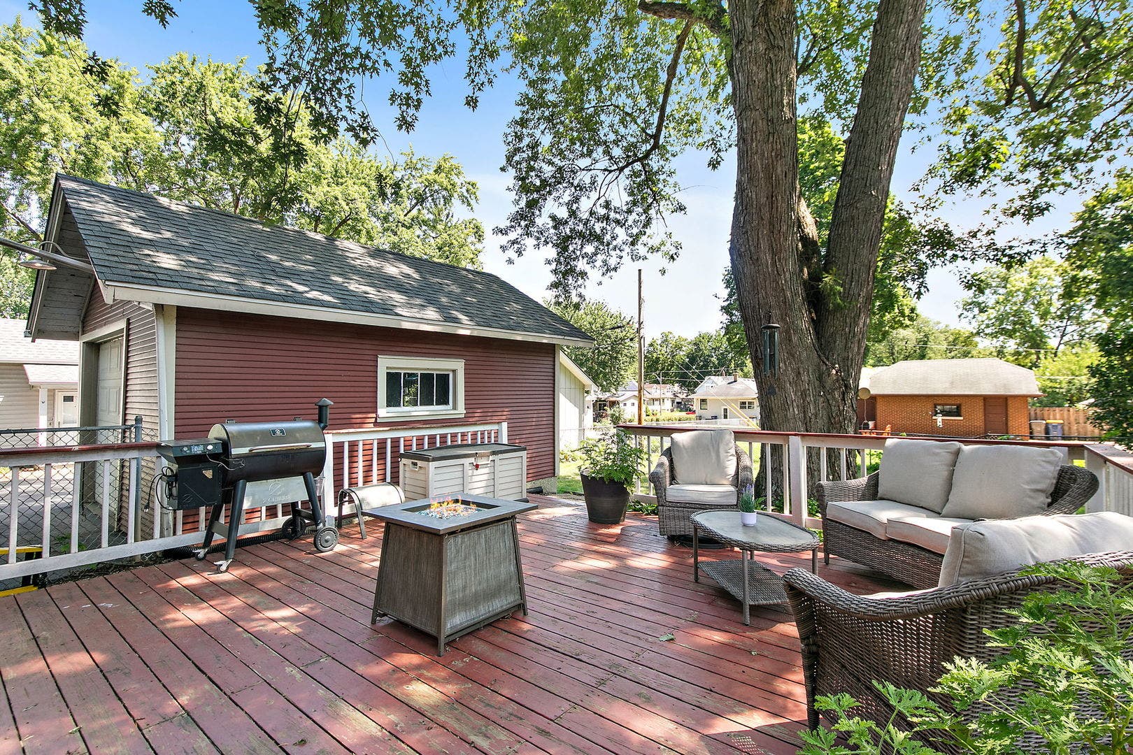 909 Augusta Avenue, Elgin, IL 60120