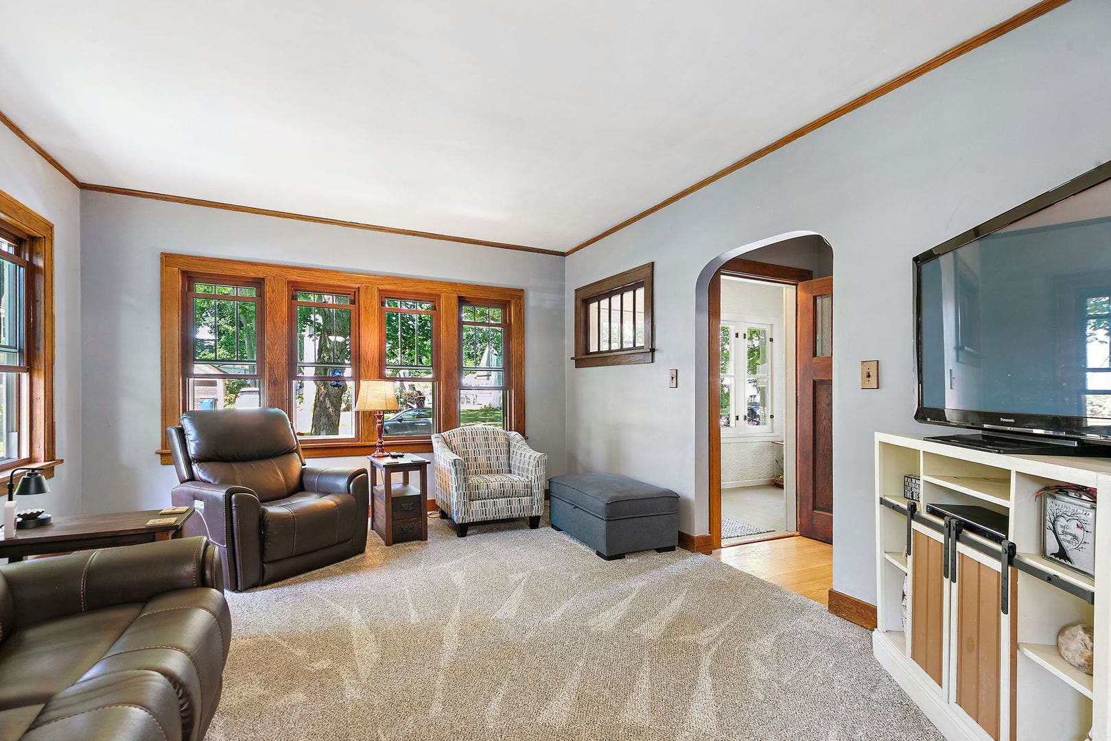 909 Augusta Avenue, Elgin, IL 60120