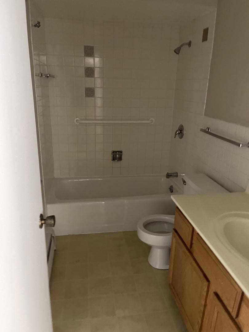 4039 Saratoga Avenue, #C101, Downers Grove, IL 60515 4039 Saratoga Avenue, #C101, Downers Grove, IL 60515