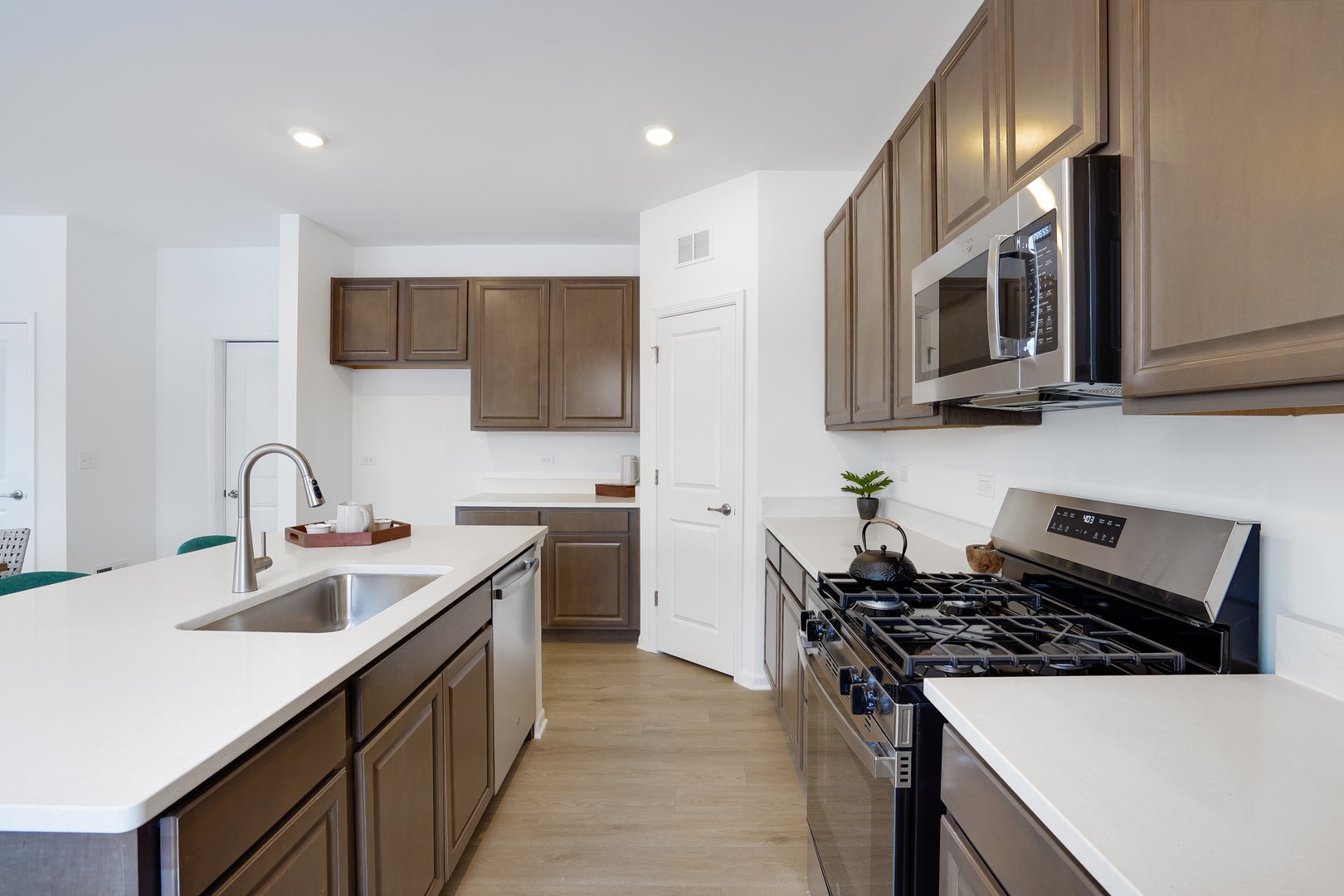 561 Arye Drive, Elgin, IL 60124 561 Arye Drive, Elgin, IL 60124