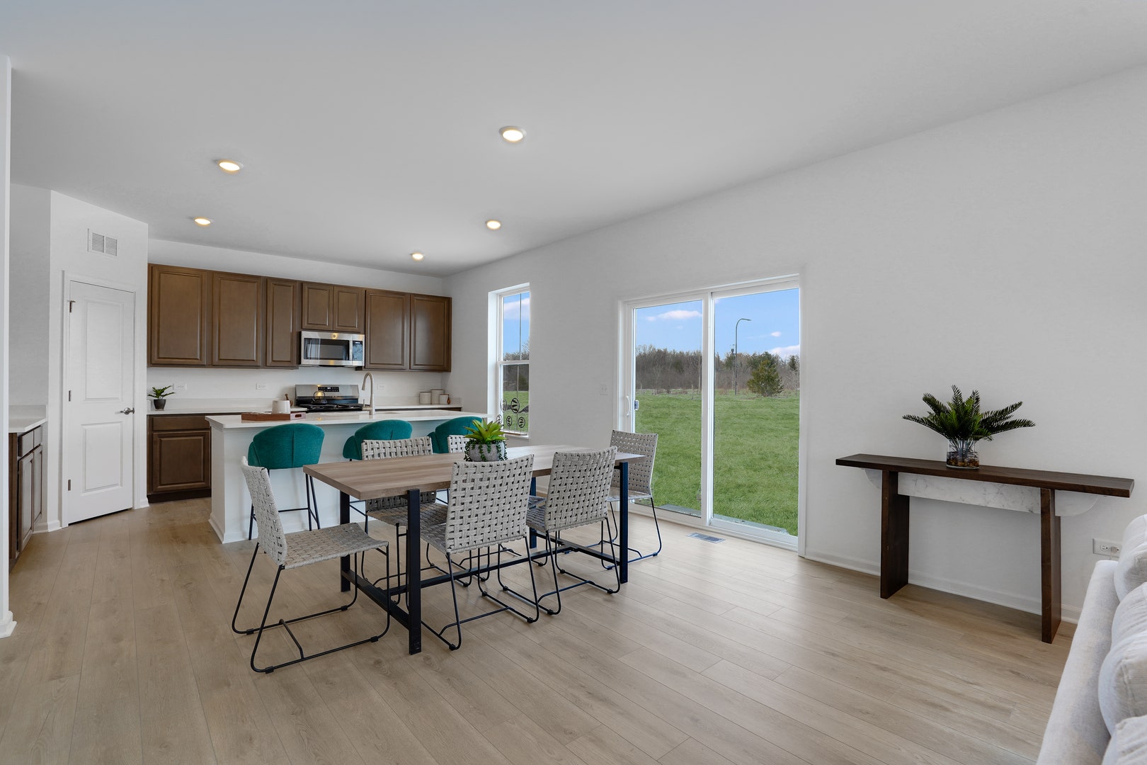561 Arye Drive, Elgin, IL 60124 561 Arye Drive, Elgin, IL 60124