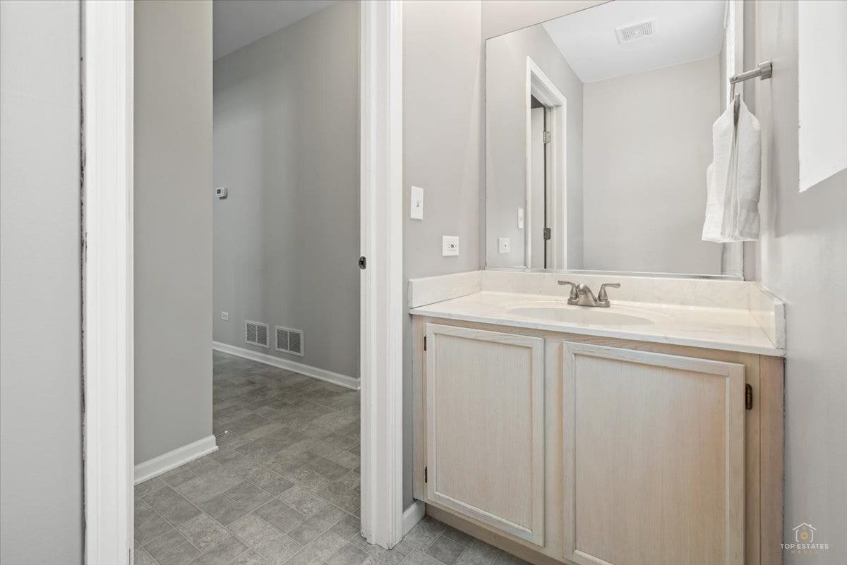 771 Red Barn Lane, Elgin, IL 60124 771 Red Barn Lane, Elgin, IL 60124