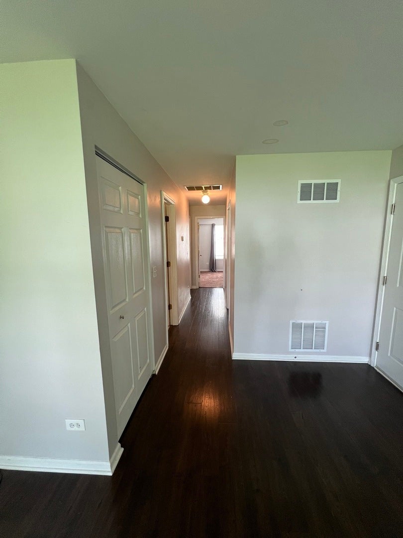 358 Woodview Circle, #B, Elgin, IL 60120