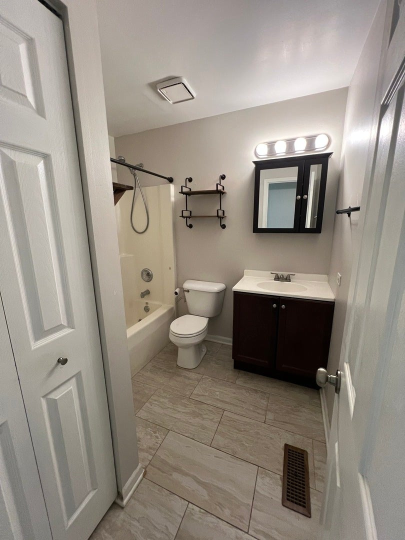 358 Woodview Circle, #B, Elgin, IL 60120
