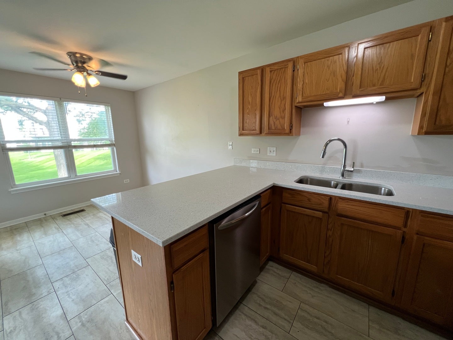 358 Woodview Circle, #B, Elgin, IL 60120