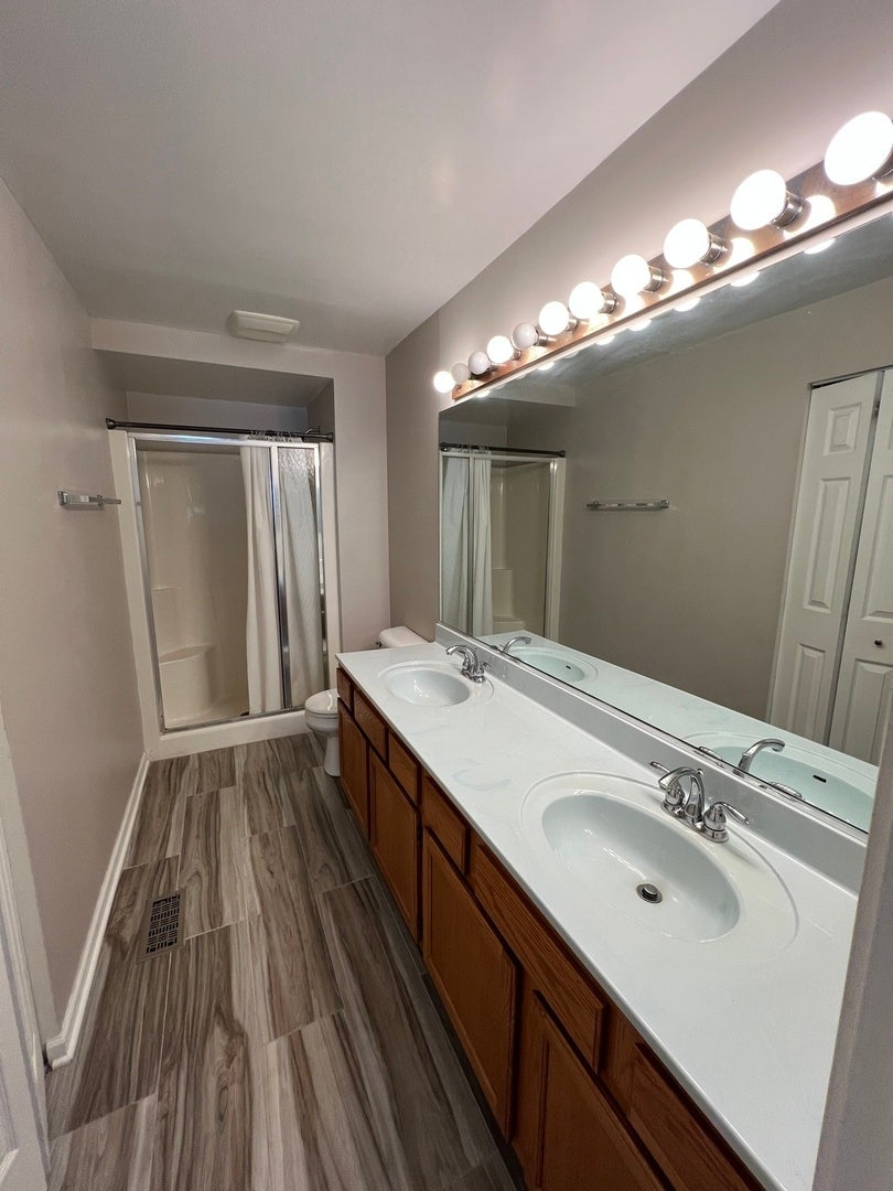 358 Woodview Circle, #B, Elgin, IL 60120