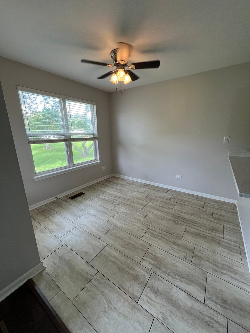 358 Woodview Circle, #B, Elgin, IL 60120