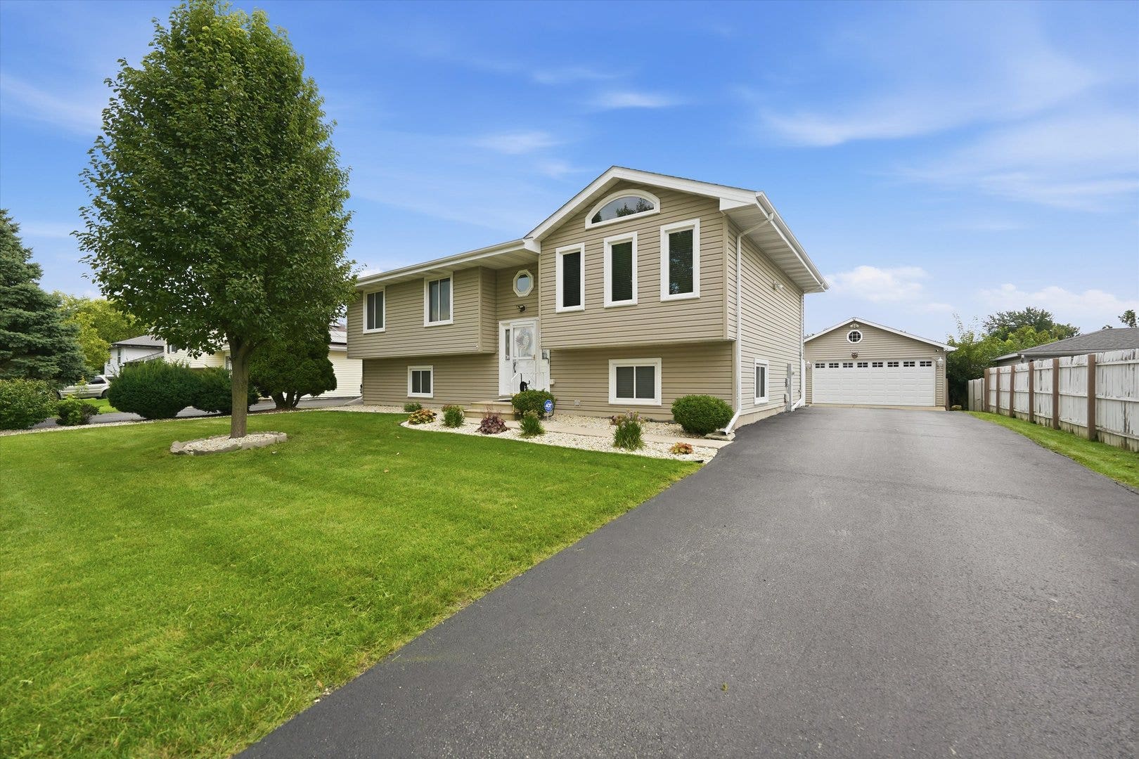 2902 Streitz Drive, Joliet, IL 60435 2902 Streitz Drive, Joliet, IL 60435