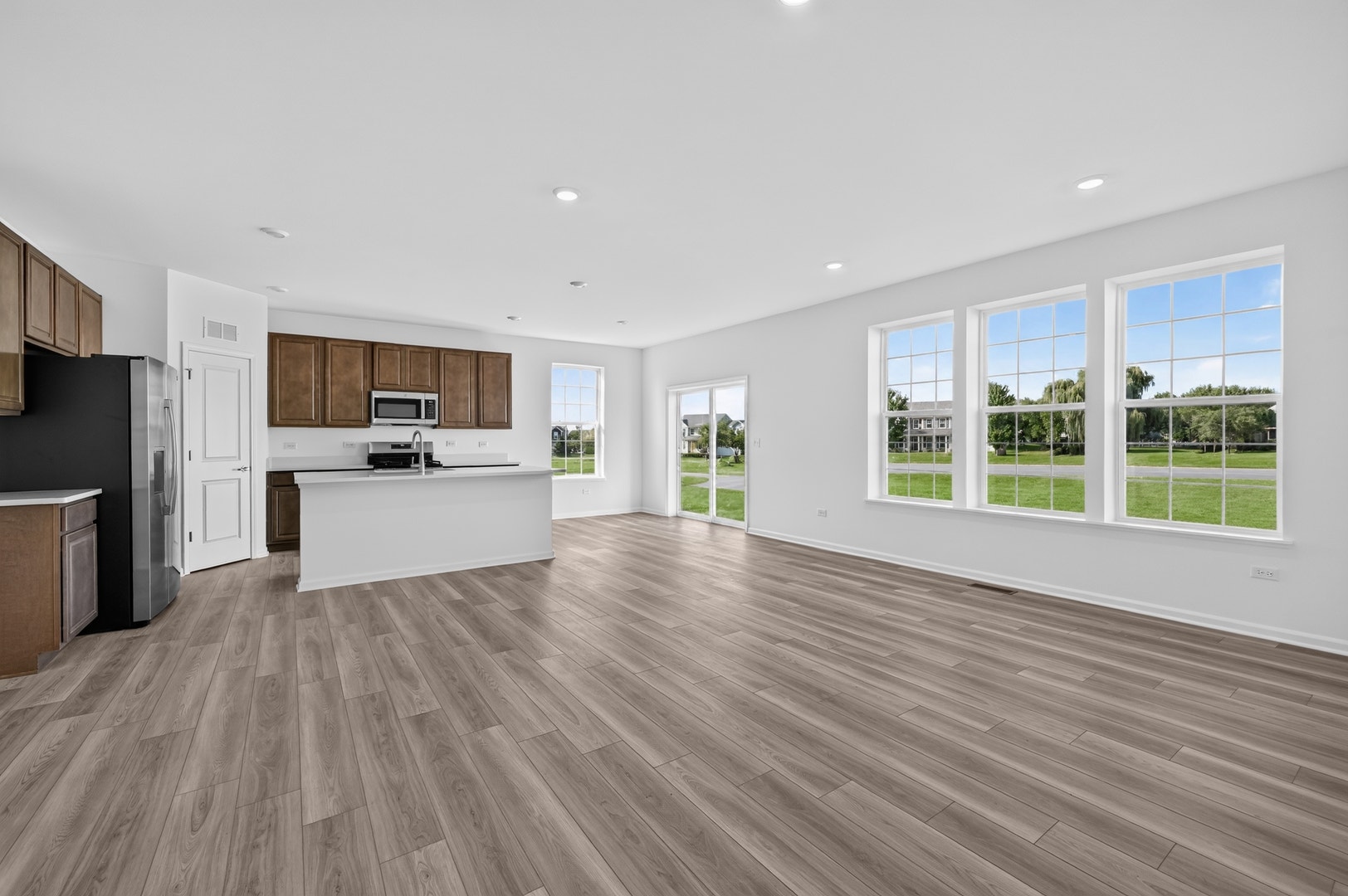 565 Arye Drive, Elgin, IL 60124 565 Arye Drive, Elgin, IL 60124