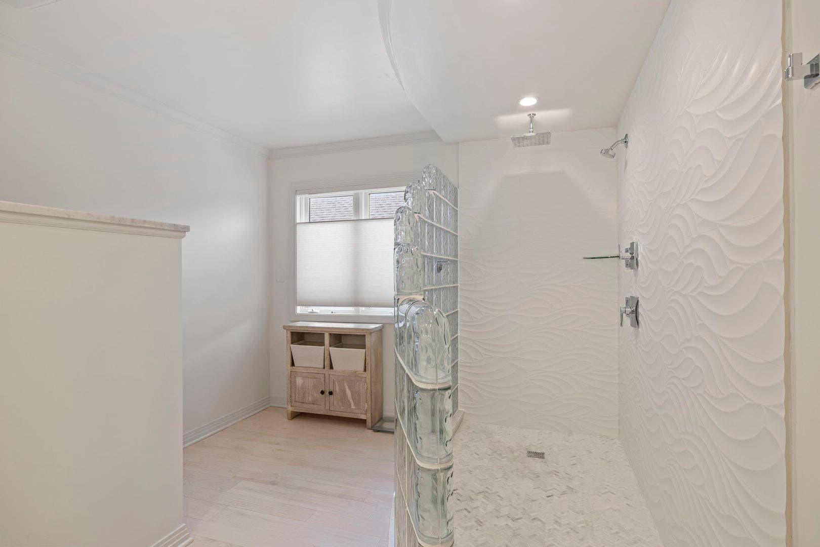 1319 Cranbrook Circle, Aurora, IL 60502 Shower