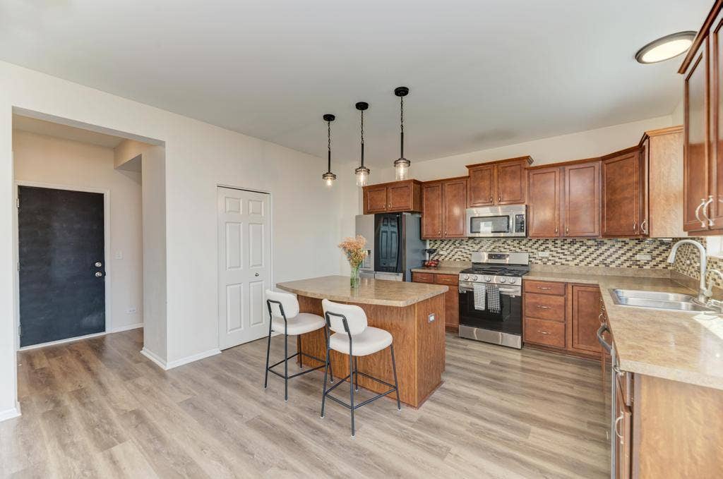 1515 Elysium Drive, Minooka, IL 60447 1515 Elysium Drive, Minooka, IL 60447