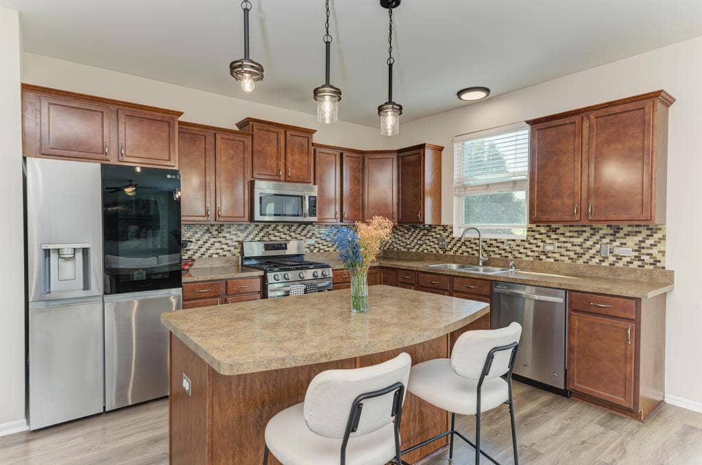 1515 Elysium Drive, Minooka, IL 60447 1515 Elysium Drive, Minooka, IL 60447