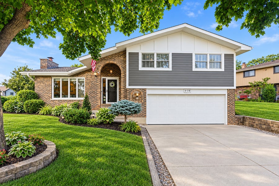 Property photo for 919 Hillview Drive, Lemont, IL