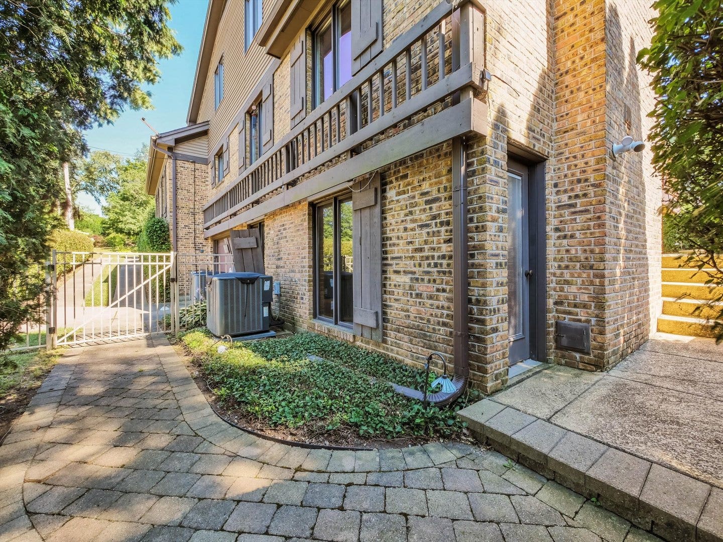 305 N Dale Avenue, McHenry, IL 60050