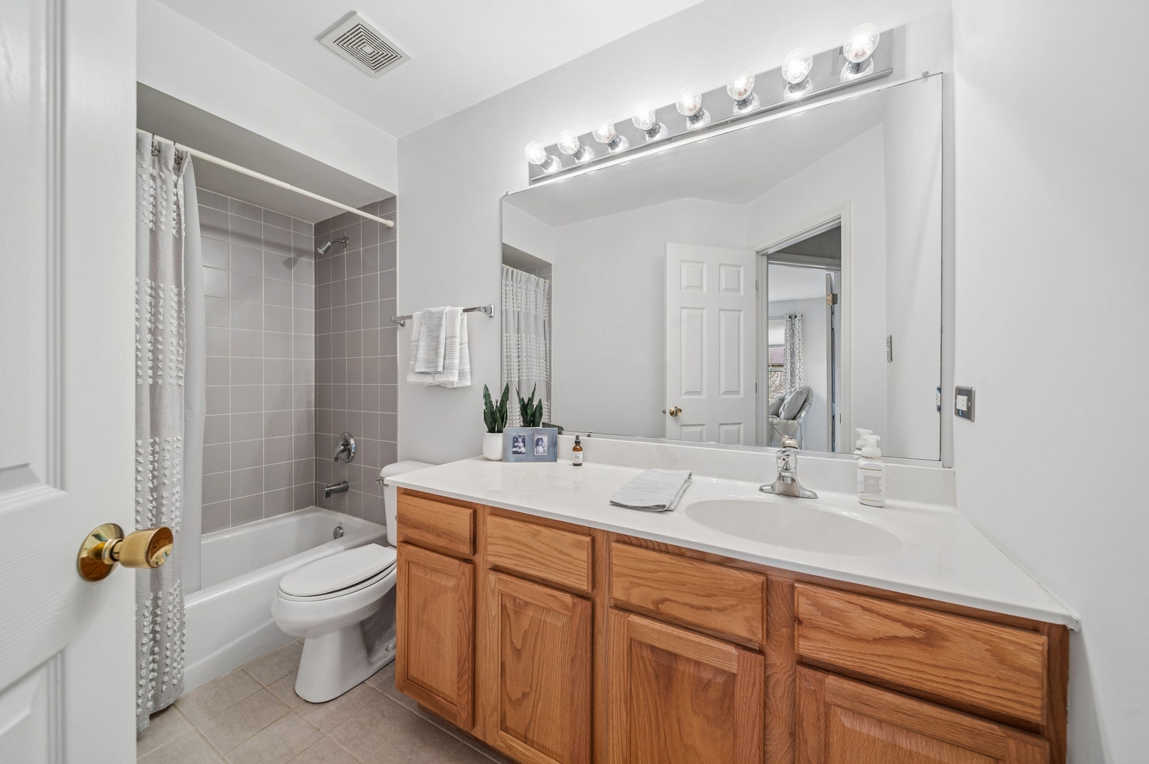 9046 Mansfield Drive, Tinley Park, IL 60487 9046 Mansfield Drive, Tinley Park, IL 60487