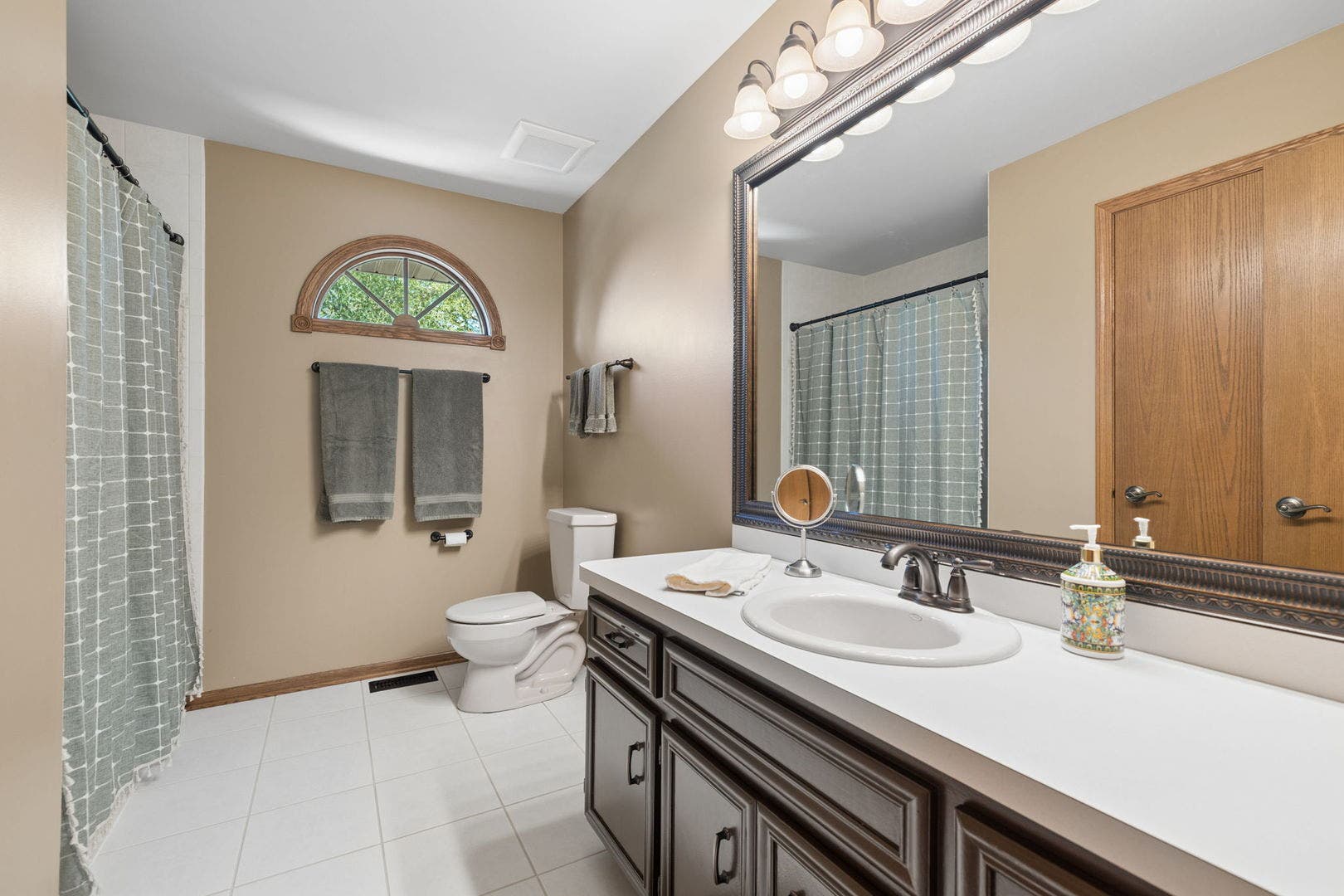 8130 Edgebrook Lane, Tinley Park, IL 60487 8130 Edgebrook Lane, Tinley Park, IL 60487