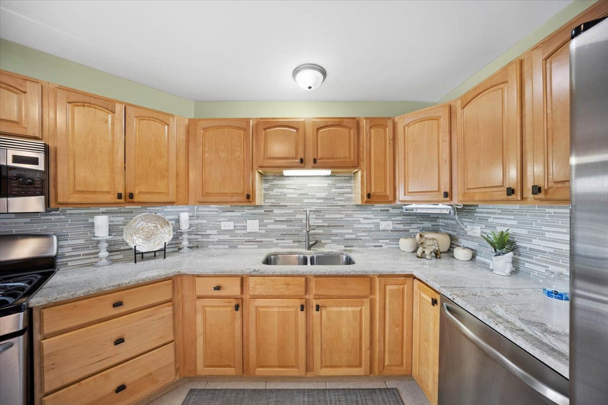 18220 Hidden Valley Cove, Orland Park, IL 60467