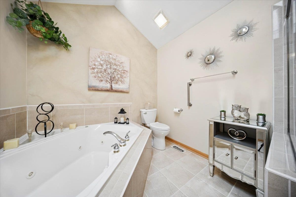 18220 Hidden Valley Cove, Orland Park, IL 60467