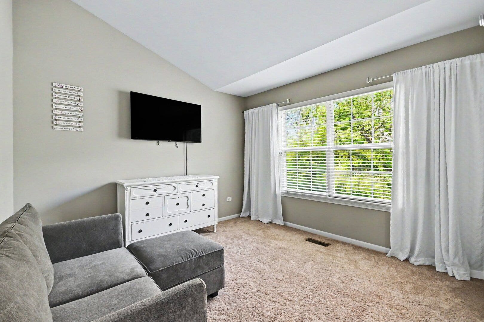1102 Iron Horse Court, Elgin, IL 60124