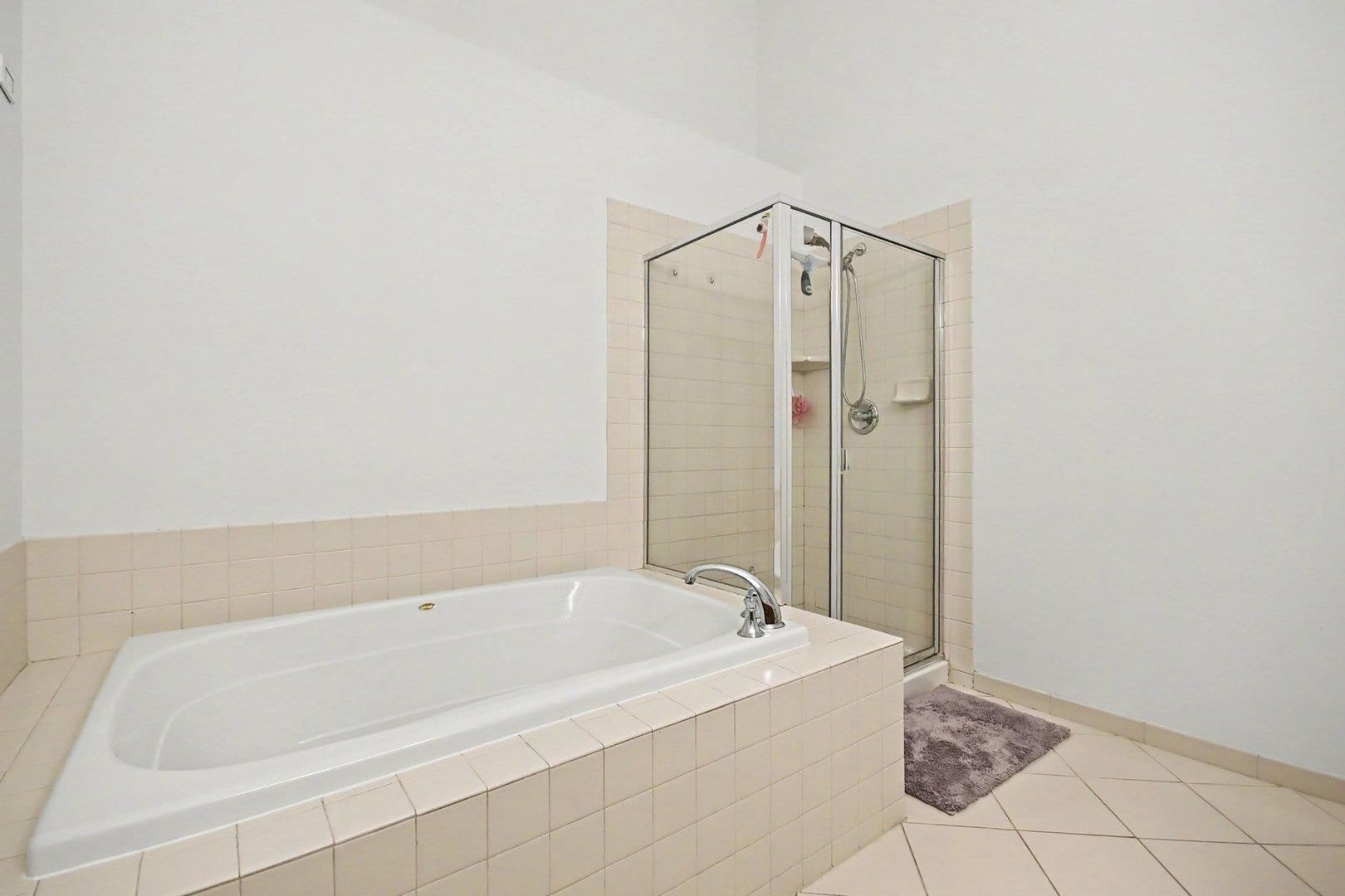 1102 Iron Horse Court, Elgin, IL 60124