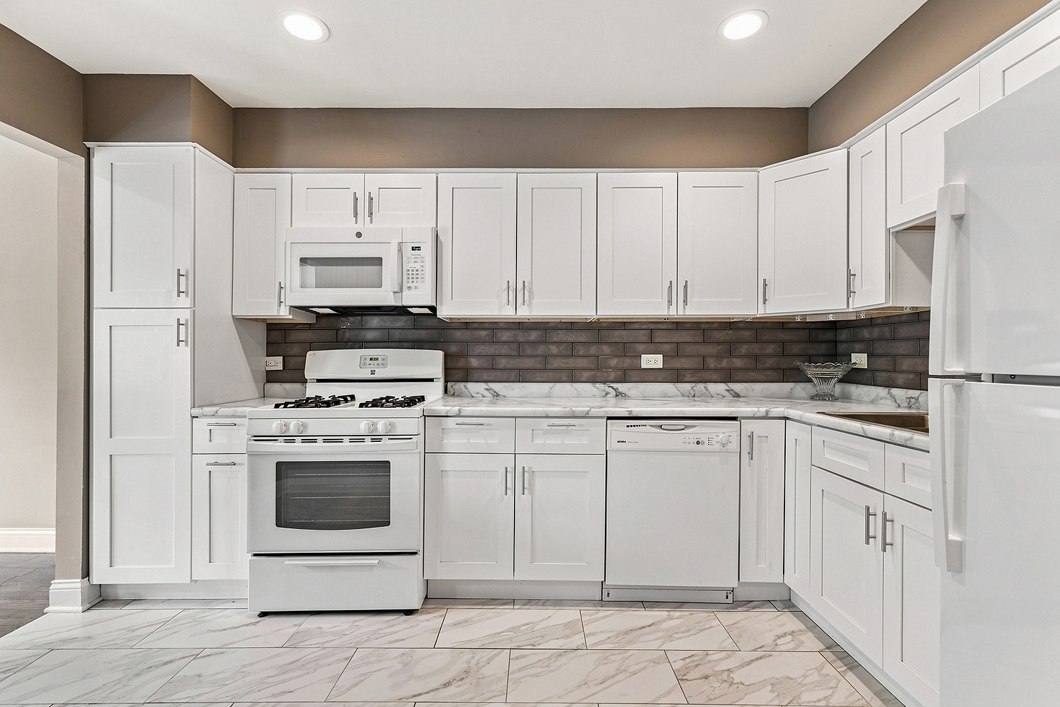 6829 Winston Drive, Tinley Park, IL 60477 6829 Winston Drive, Tinley Park, IL 60477
