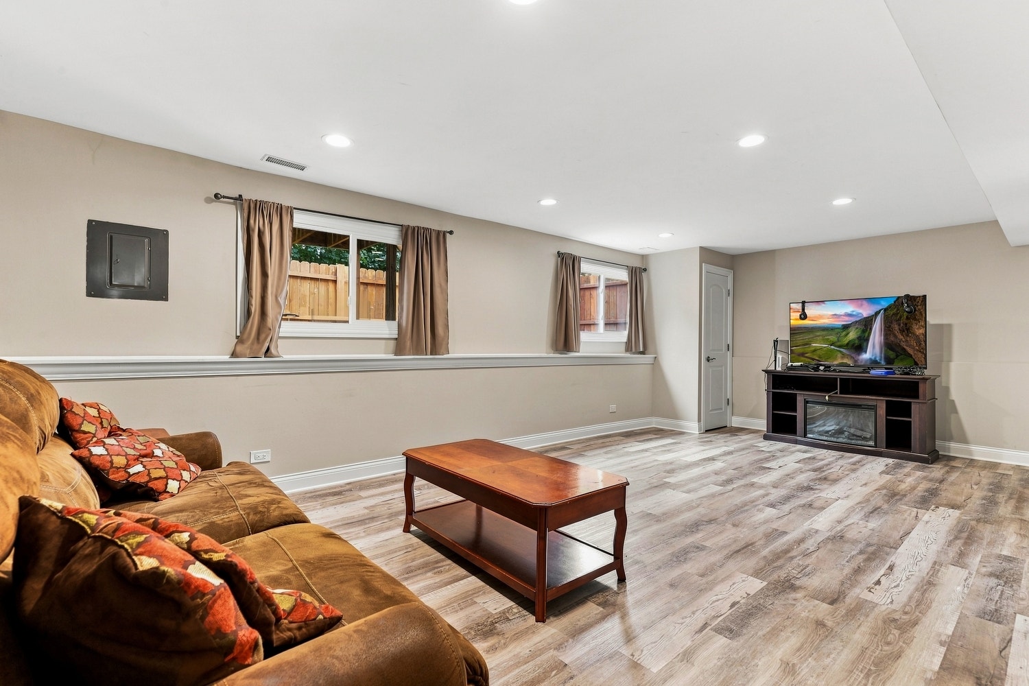 6829 Winston Drive, Tinley Park, IL 60477 6829 Winston Drive, Tinley Park, IL 60477