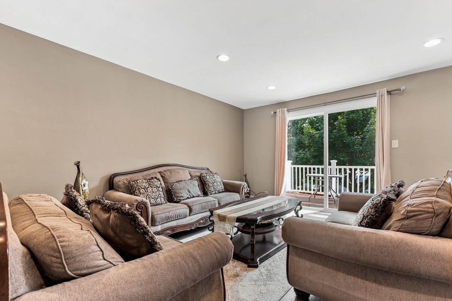 6829 Winston Drive, Tinley Park, IL 60477 6829 Winston Drive, Tinley Park, IL 60477
