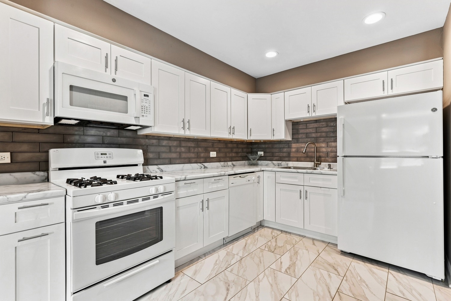 6829 Winston Drive, Tinley Park, IL 60477 6829 Winston Drive, Tinley Park, IL 60477
