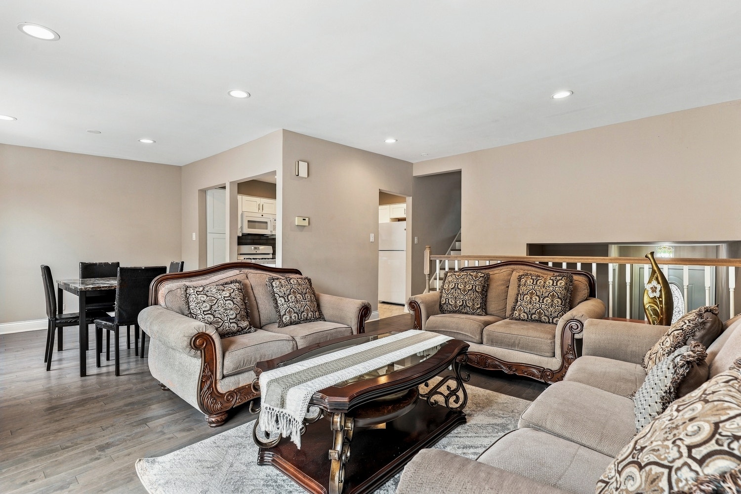 6829 Winston Drive, Tinley Park, IL 60477 6829 Winston Drive, Tinley Park, IL 60477