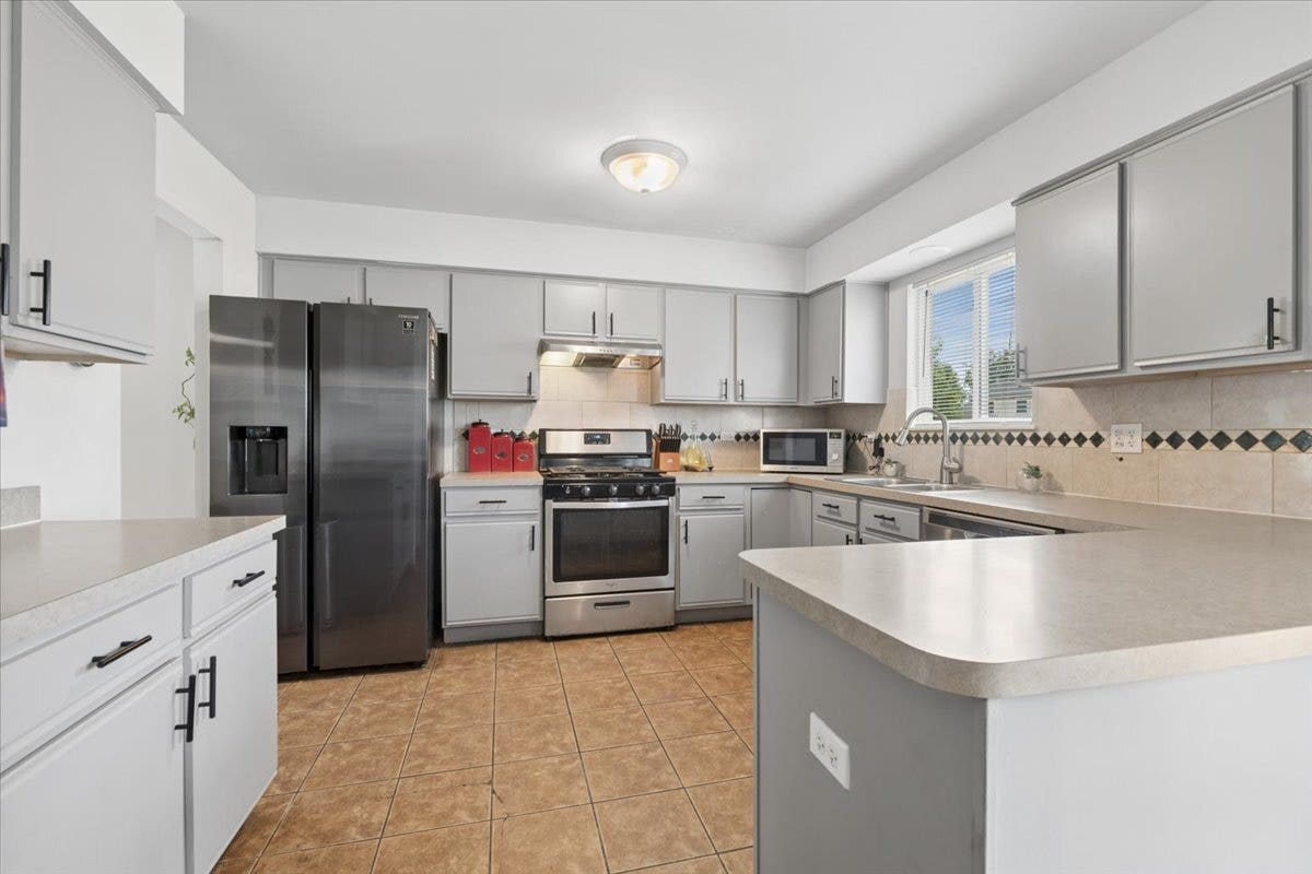 2797 Yellowstone Drive, Aurora, IL 60503 2797 Yellowstone Drive, Aurora, IL 60503