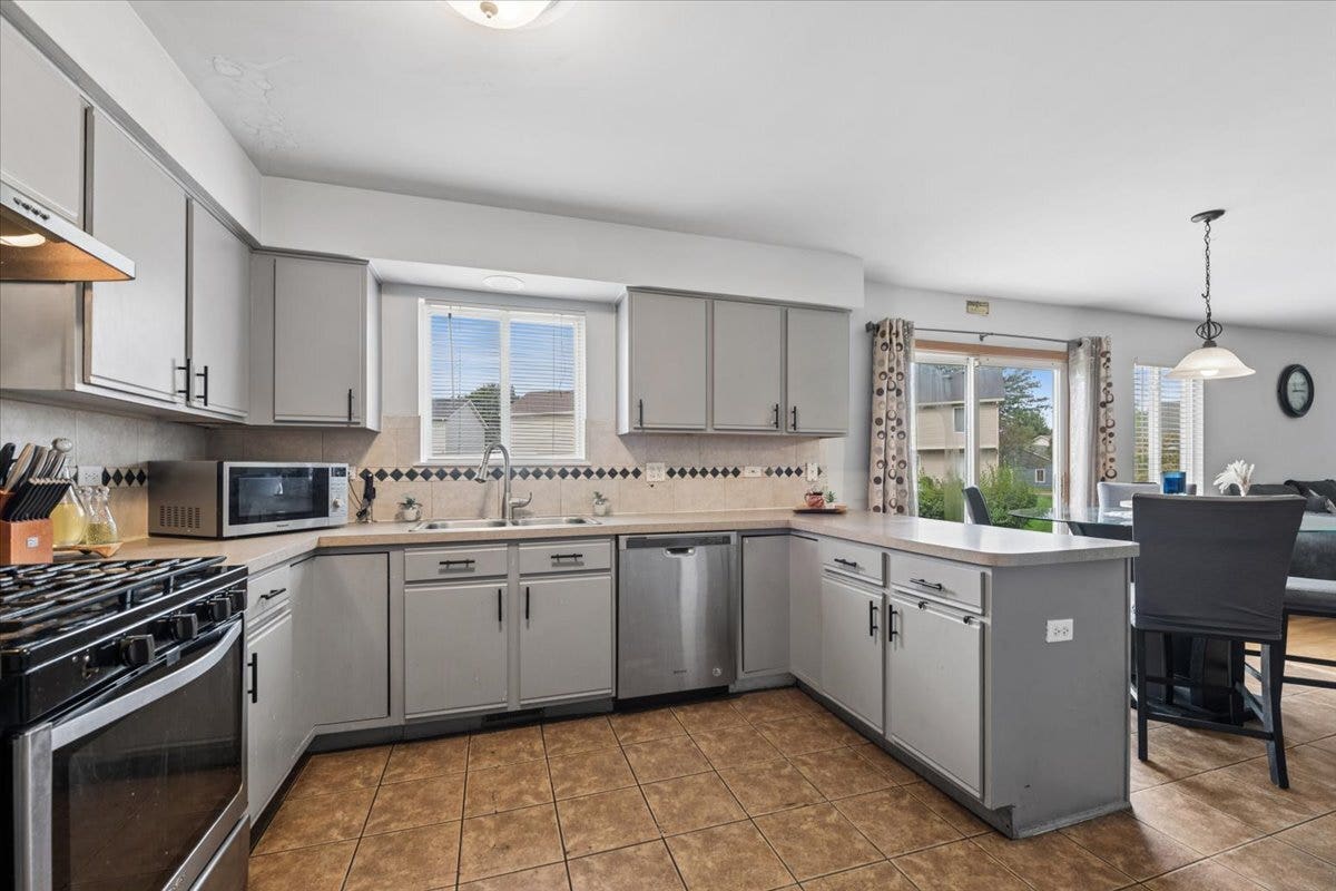 2797 Yellowstone Drive, Aurora, IL 60503 2797 Yellowstone Drive, Aurora, IL 60503