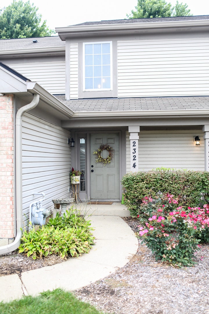 2324 College Green Drive, Elgin, IL 60123 2324 College Green Drive, Elgin, IL 60123
