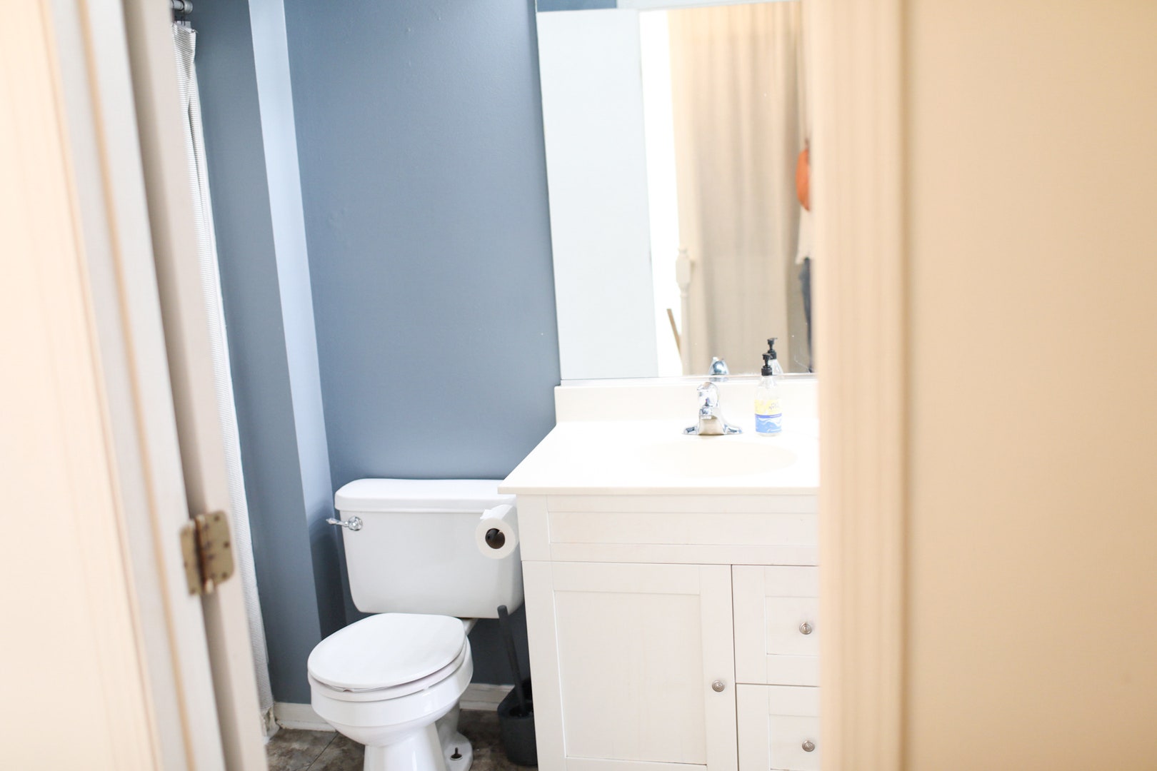 2324 College Green Drive, Elgin, IL 60123 Full shared bath on 2nd floor