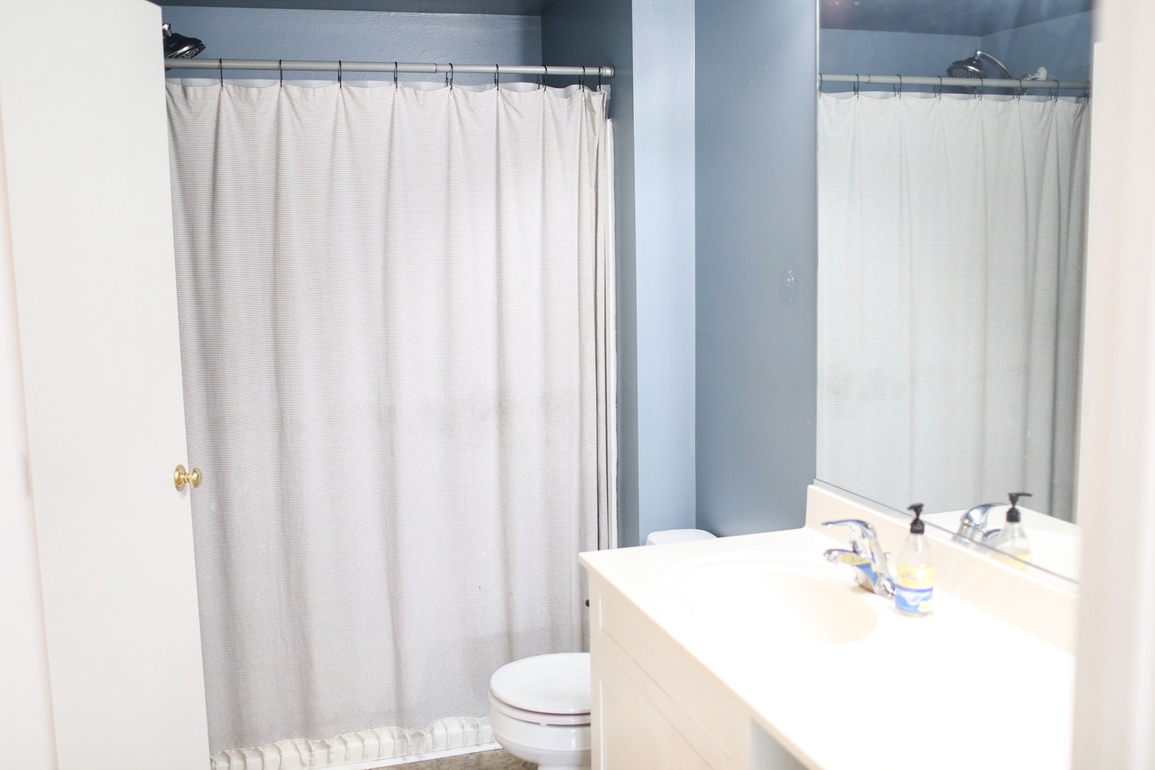 2324 College Green Drive, Elgin, IL 60123 full shared bath on second floor has access from h