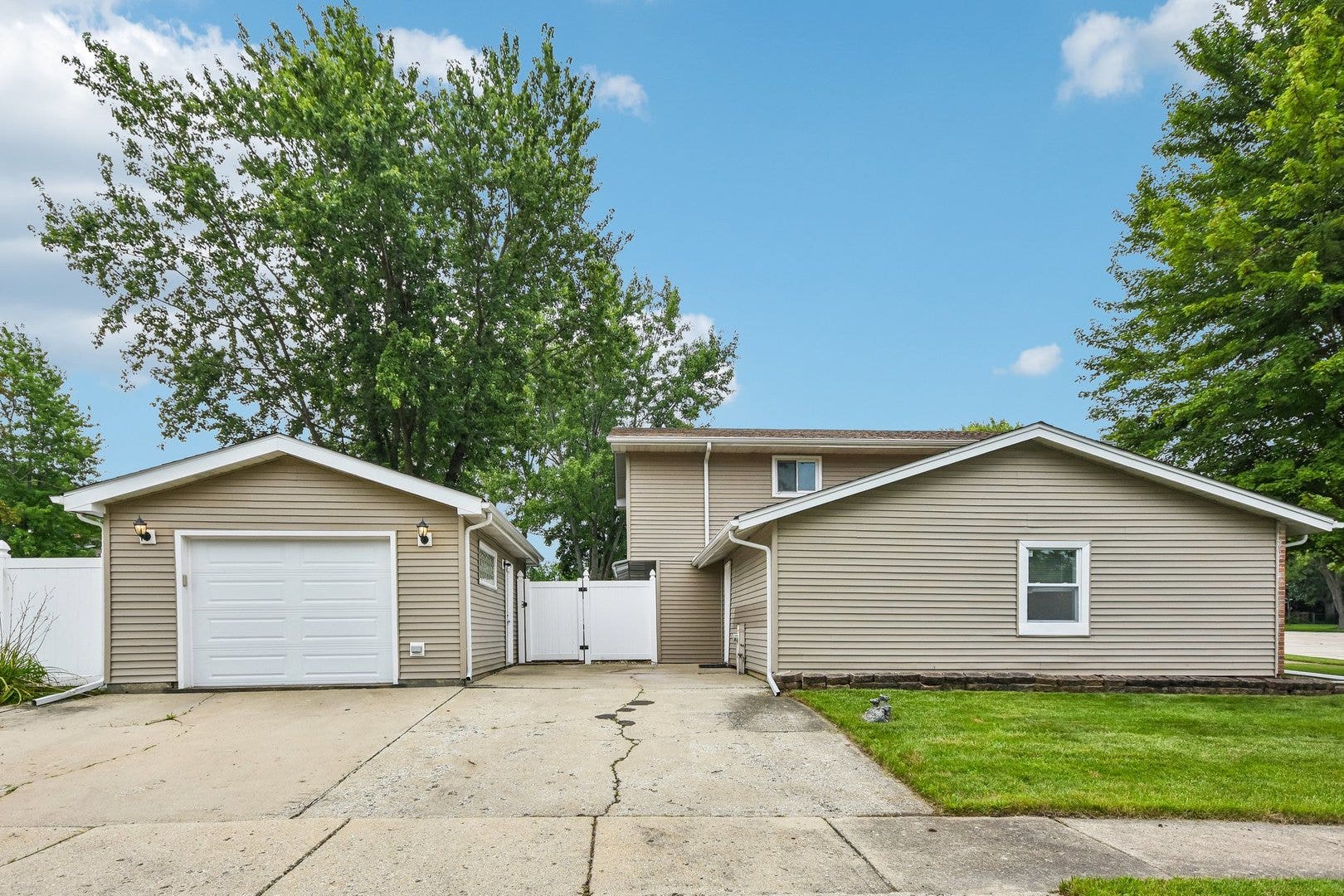7 Derbyshire Court, Bolingbrook, IL 60440