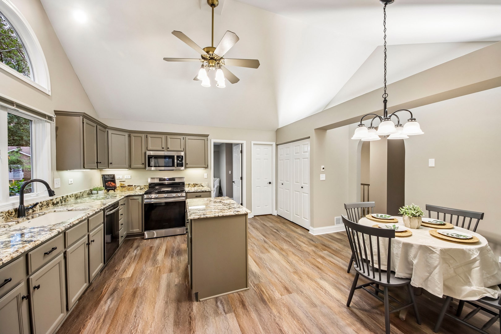 281 Governors Lane, #281, Elgin, IL 60123 281 Governors Lane, #281, Elgin, IL 60123