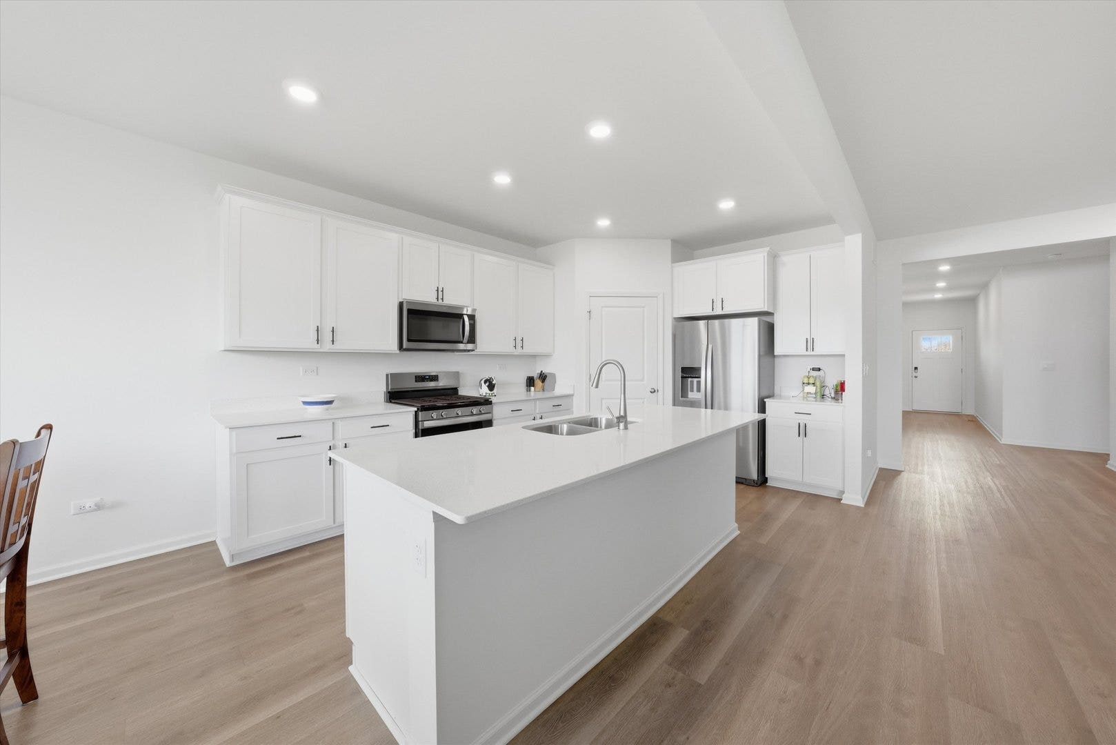 6208 Longford Lane, Tinley Park, IL 60477 A Convenient Walk-In Pantry!!
