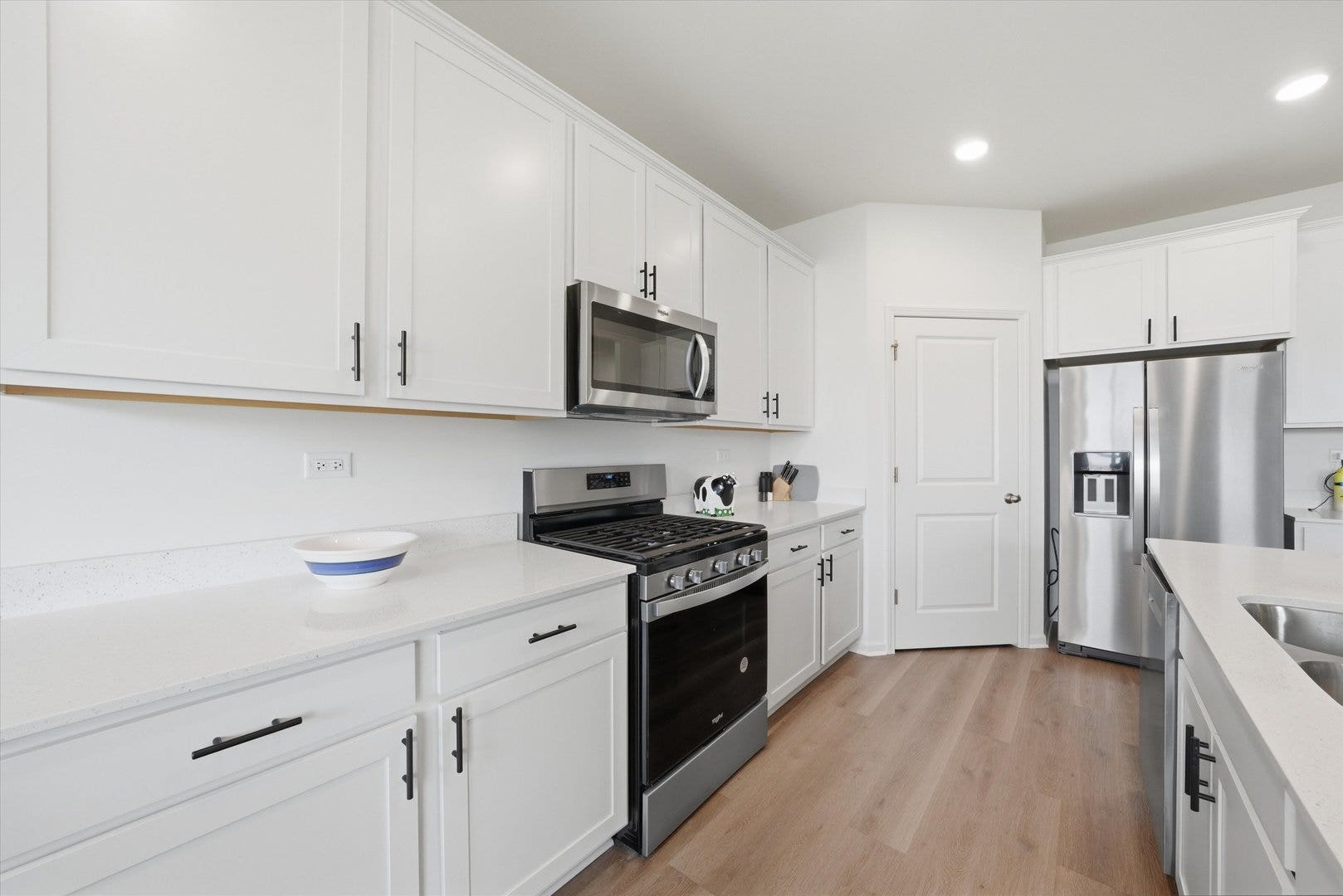 6208 Longford Lane, Tinley Park, IL 60477 42" Designer White Cabinetry and Crown Molding!!