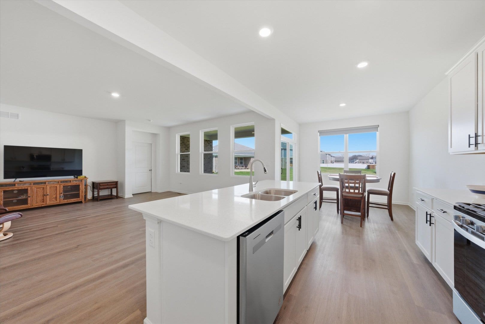 6208 Longford Lane, Tinley Park, IL 60477 Open Floor Plan With 9' Ceilings!!