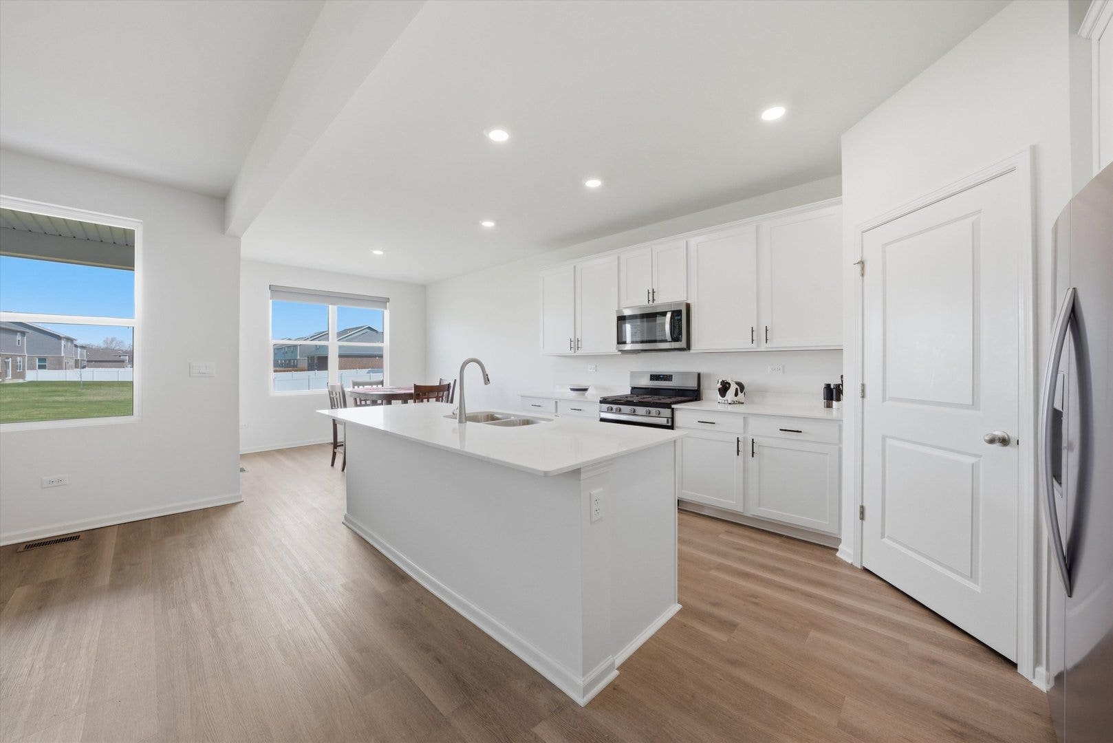 6208 Longford Lane, Tinley Park, IL 60477 Luxury Vinyl Flooring Through-Out!!