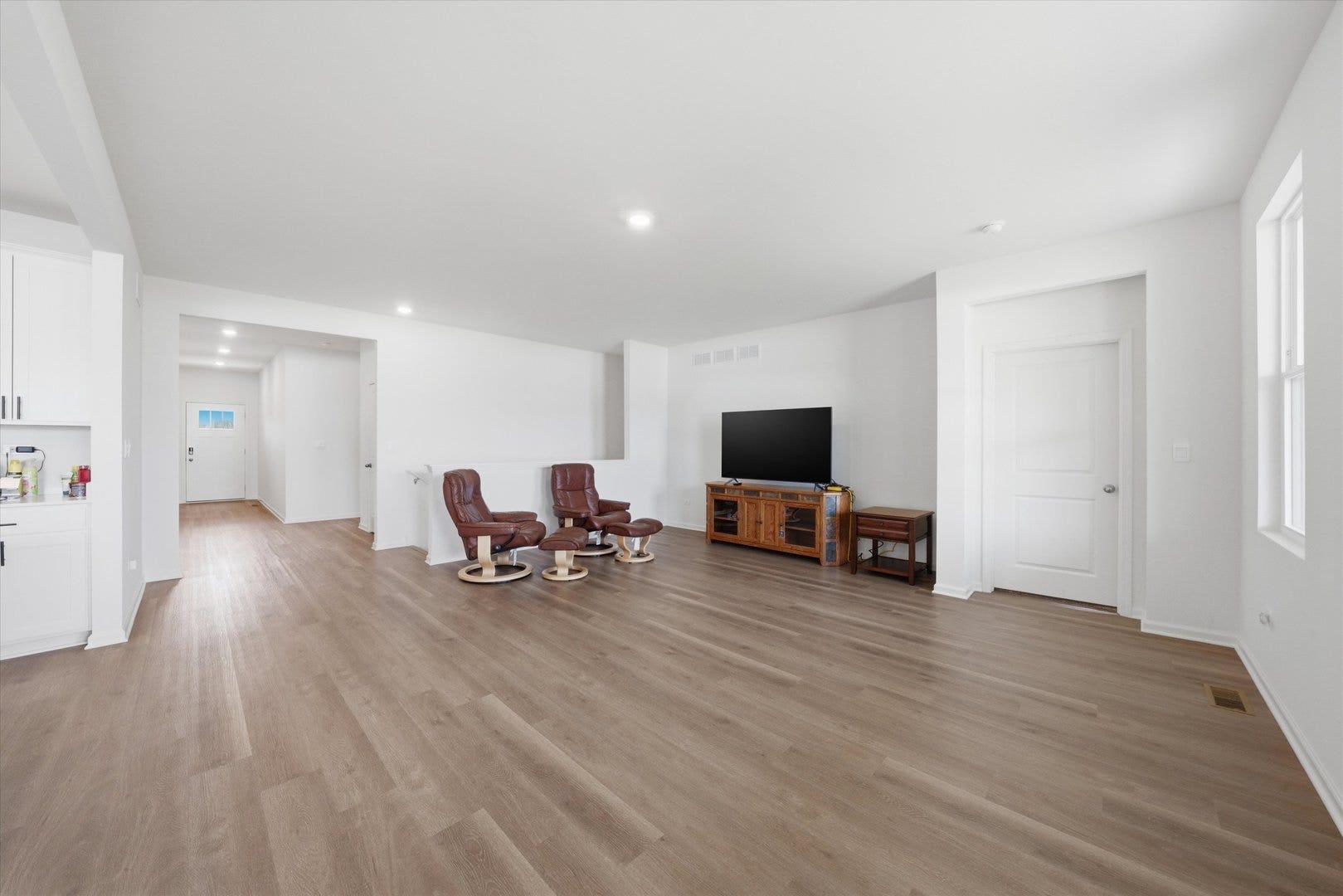 6208 Longford Lane, Tinley Park, IL 60477 Wide Open and Full of Natural Sunlight!!