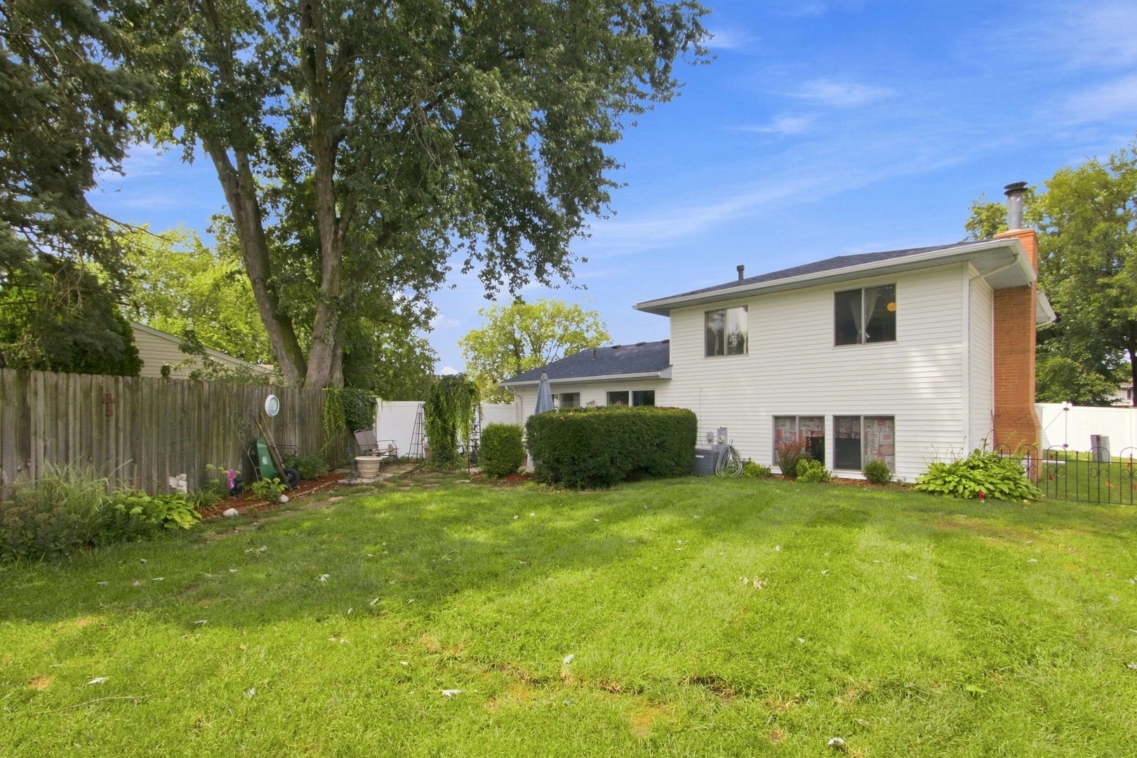 Fully Fenced Back Yard!