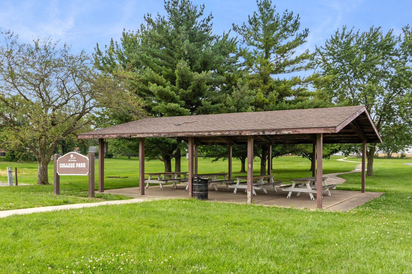 Close to College Park Picnic Pavilion!
