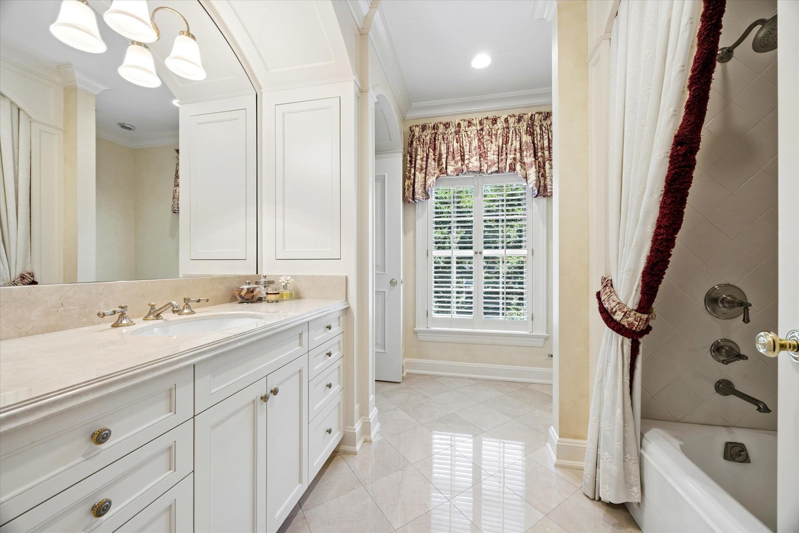 665 Plumtree Road, Glen Ellyn, IL 60137 665 Plumtree Road, Glen Ellyn, IL 60137
