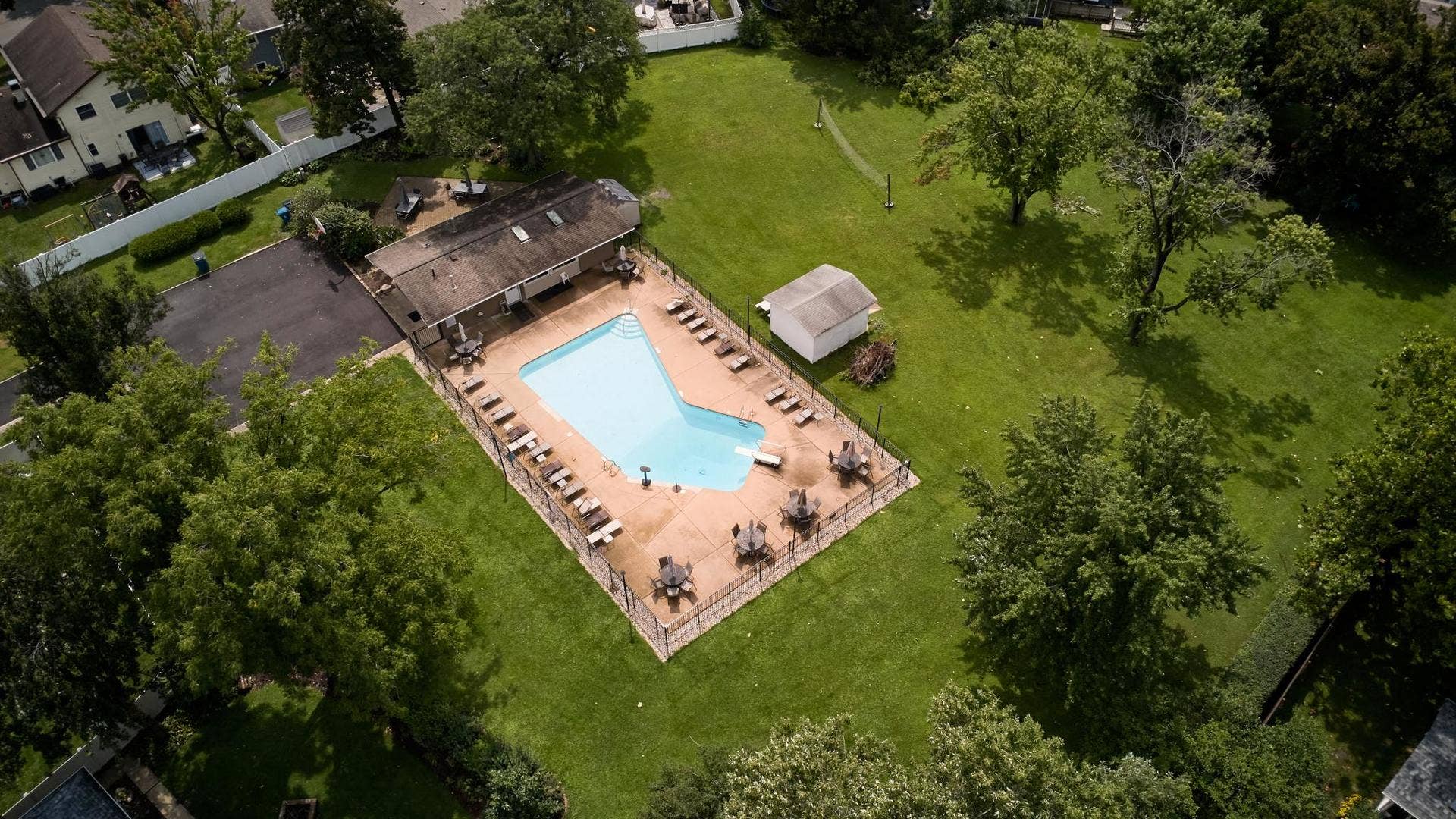 2167 Midhurst Road, Downers Grove, IL 60516