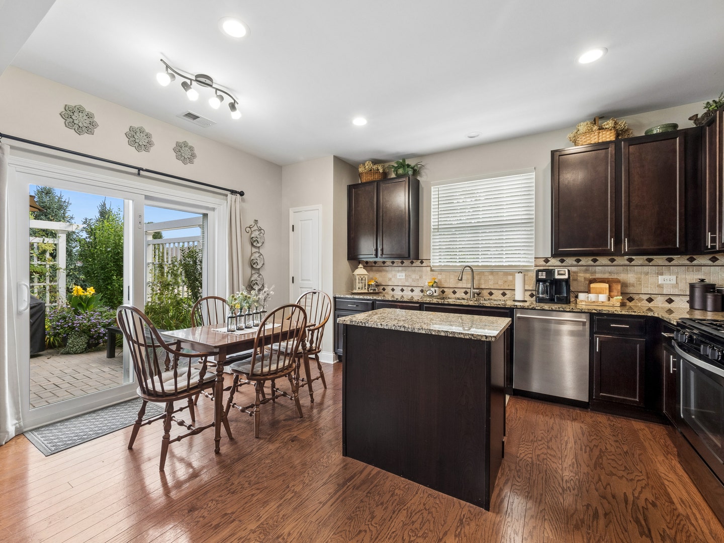 2751 Beacon Point Circle, Elgin, IL 60124
