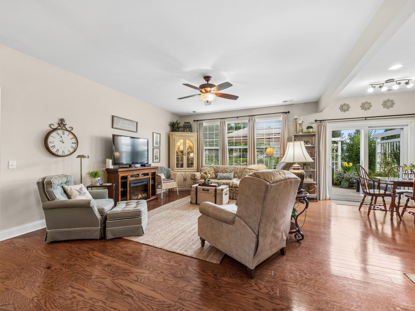 2751 Beacon Point Circle, Elgin, IL 60124