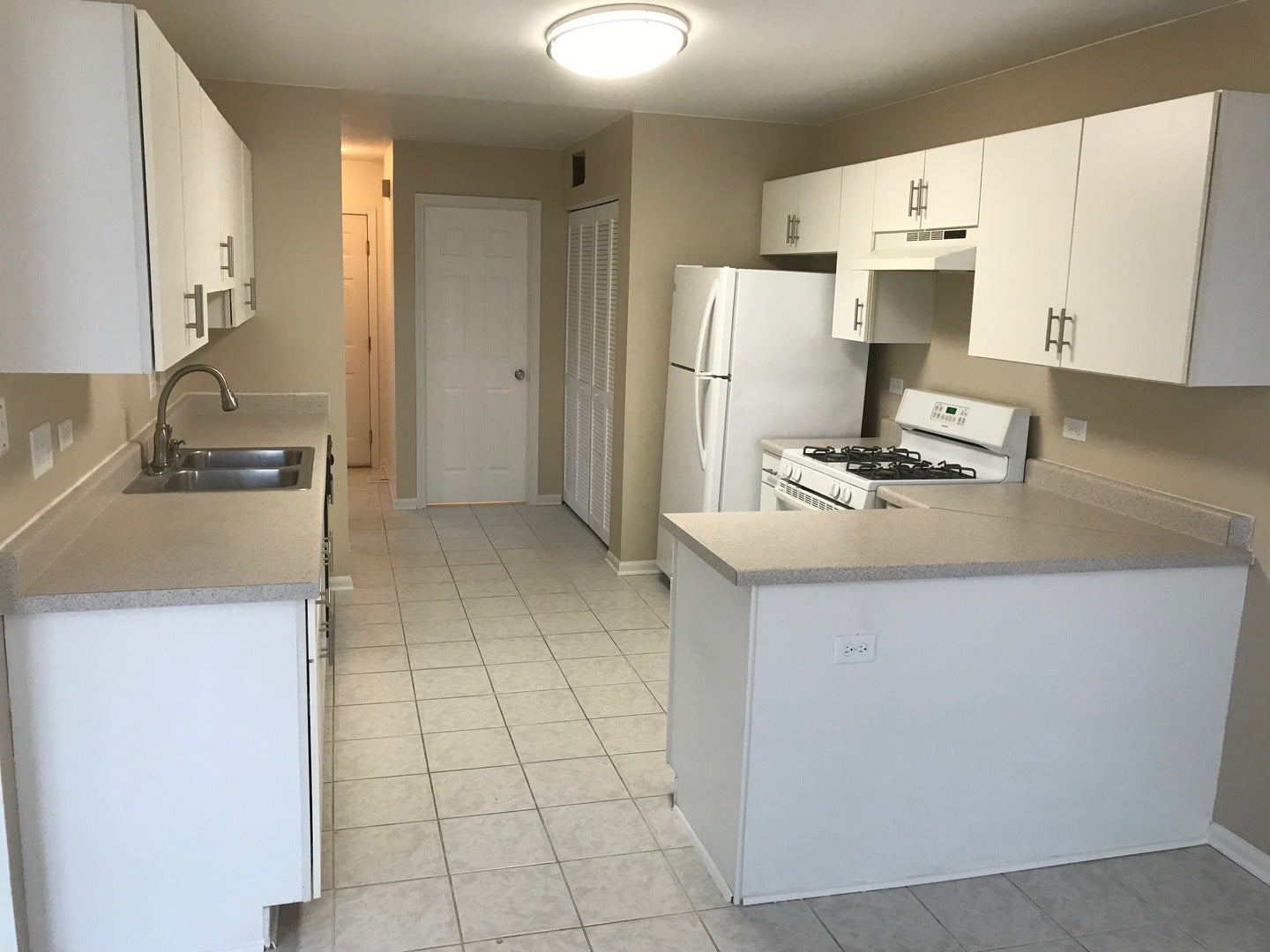 2320 College Green Drive, Elgin, IL 60123 2320 College Green Drive, Elgin, IL 60123