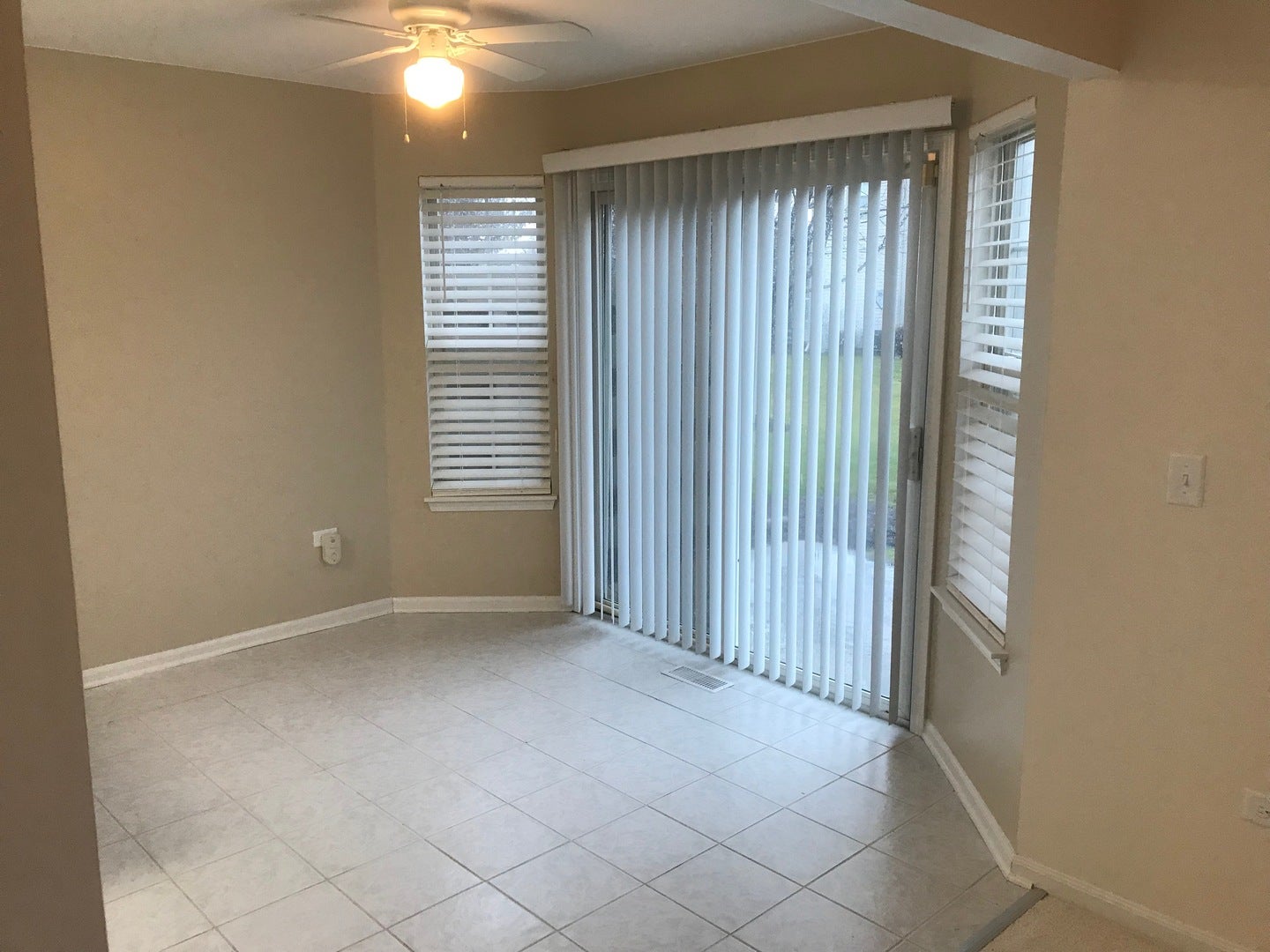 2320 College Green Drive, Elgin, IL 60123 2320 College Green Drive, Elgin, IL 60123